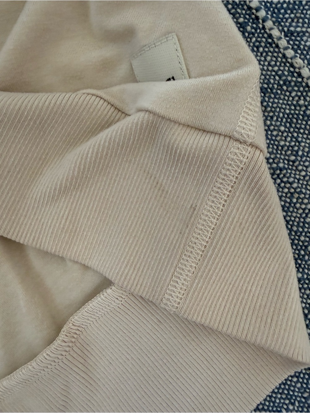 Vuori Women's Beige Lounge Set - Top Shorts Joggers - Picture 4 of 14